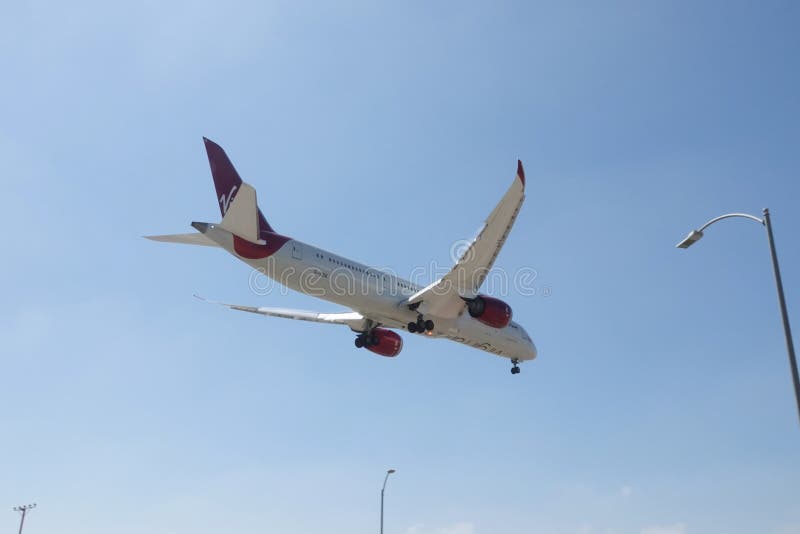 Dziewiczy linii lotniczej Boeing 787 strumień na Desantowym podejściu obraz royalty free Dziewiczy linii lotniczej Boeing 787 strumień na Desantowym podejściu obraz royalty free