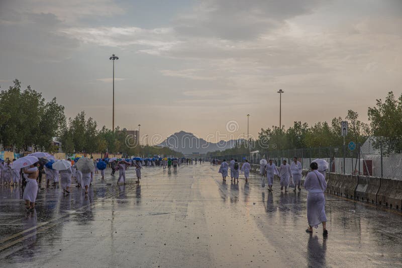 Dzień deszczowy w arafat hajj pielgrzymi występujący w hajj islam makkah saudi arabia sierpień 2019 obrazy royalty free