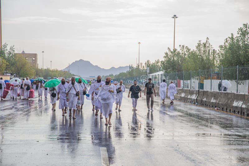 Dzień deszczowy w arafat hajj pielgrzymi występujący w hajj islam makkah saudi arabia sierpień 2019 zdjęcie royalty free
