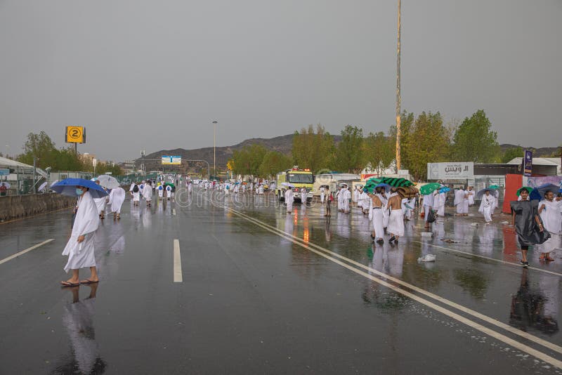 Dzień deszczowy w arafat hajj pielgrzymi występujący w hajj islam makkah saudi arabia sierpień 2019 zdjęcia royalty free