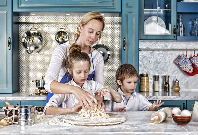 dzień macierzysty s piec, gotujący, rodzina, jedzenie, chleb, makaron, pizza, wpólnie, zdjęcia royalty free dzień macierzysty s piec, gotujący, rodzina, jedzenie, chleb, makaron, pizza, wpólnie, zdjęcia royalty free
