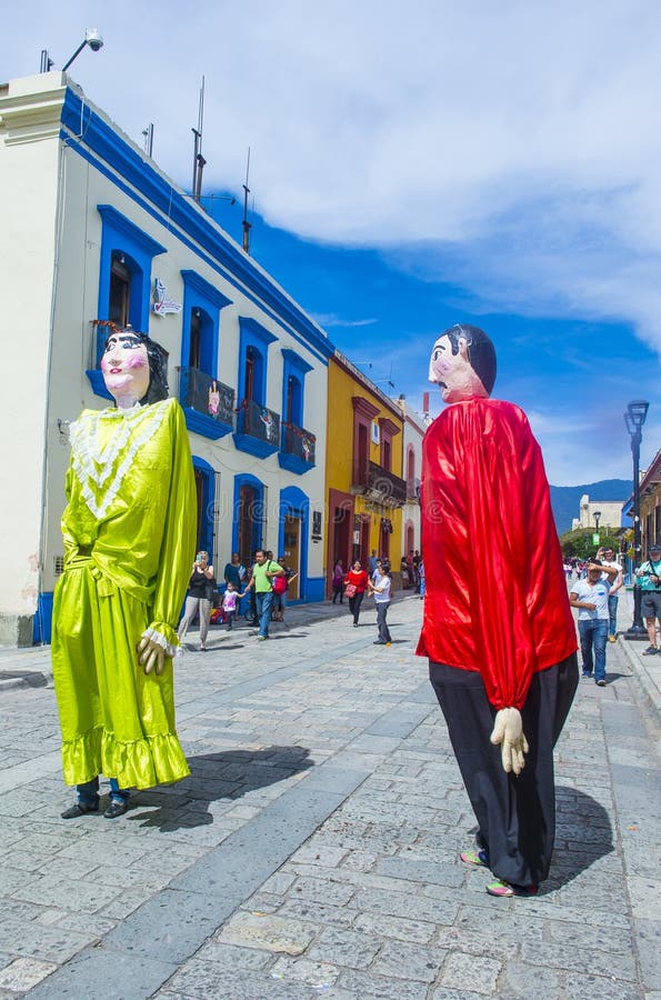 Dzień nie żyje. OAXACA MEKSYK, NOV, - 02: Mojigangas przy karnawałem dzień nieboszczyk w Oaxaca, Meksyk, na Listopadzie 02 2015 Mojigangas jest tradycyjnymi Meksykańskimi gigantycznymi kukłami