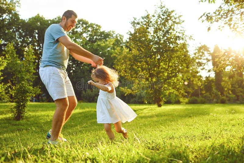Dzień ojców. ojciec bawi się ze swoją córką w letnim parku. fotografia stock