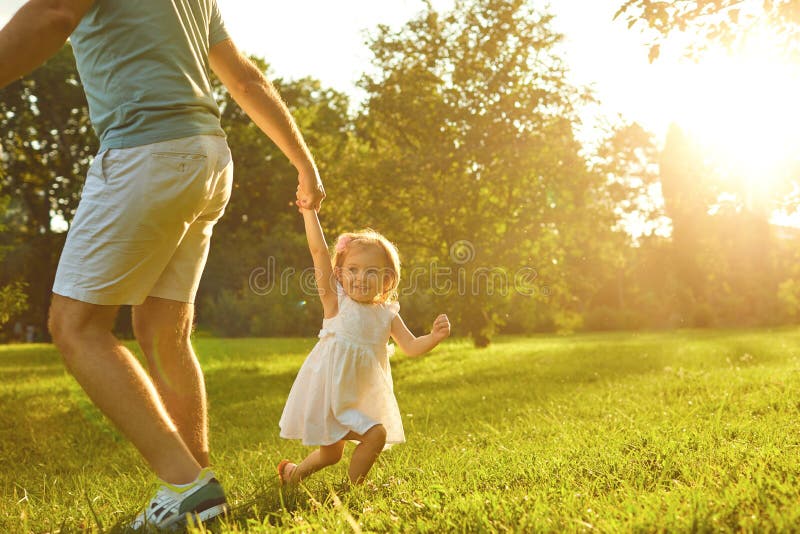 Dzień ojców. ojciec bawi się ze swoją córką w letnim parku. fotografia stock