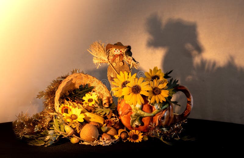 Dziękczynienia cornucopia centerpiece z porcelana dyniowym miotaczem, słoneczniki i strach na wróble odświętności spadku jesień, zdjęcie stock Dziękczynienia cornucopia centerpiece z porcelana dyniowym miotaczem, słoneczniki i strach na wróble odświętności spadku jesień, zdjęcie stock