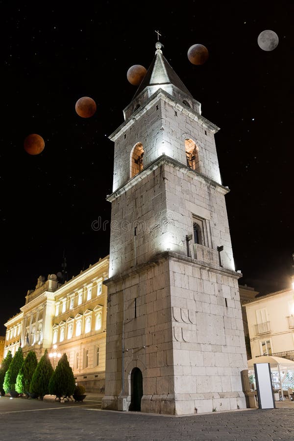Dzwonkowy wierza kościół Santa Sofia w nocy Benevent fotografia stock Dzwonkowy wierza kościół Santa Sofia w nocy Benevent fotografia stock