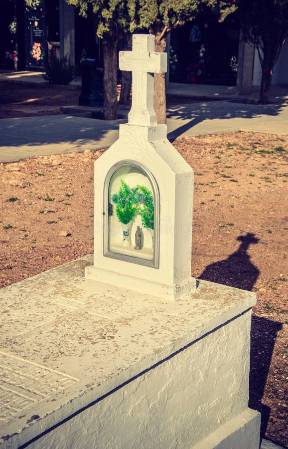 DÃa De Los Muertos Tumba Blanca Imagen de archivo Imagen de retro