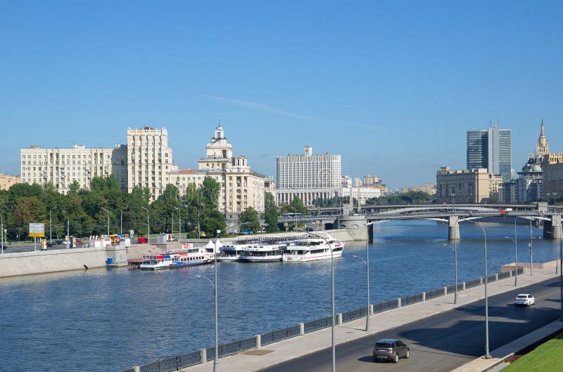 Dämme Berezhkovskaya und Rostovskaya des Moskva-Flusses, Moskau, Russland lizenzfreies stockbild Dämme Berezhkovskaya und Rostovskaya des Moskva-Flusses, Moskau, Russland lizenzfreies stockbild
