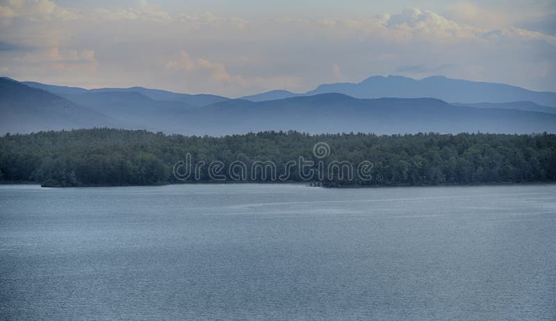 ` Dämmerung an See-James-` Americana-Reihe ein ruhigen Morgen Paddy ` s am Nebenfluss-Strand auf See James lizenzfreie stockfotografie ` Dämmerung an See-James-` Americana-Reihe ein ruhigen Morgen Paddy ` s am Nebenfluss-Strand auf See James lizenzfreie stockfotografie