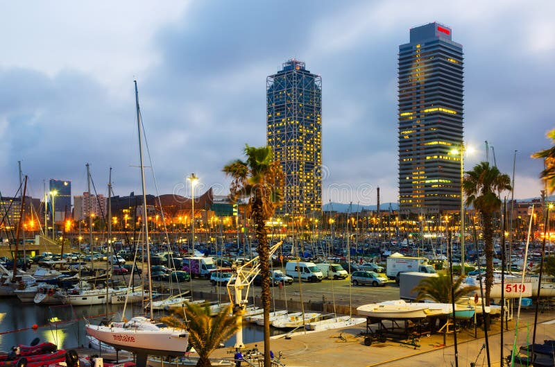 Dämmerungsansicht des Hafens Olimpic in Barcelona, Spanien lizenzfreies stockbild Dämmerungsansicht des Hafens Olimpic in Barcelona, Spanien lizenzfreies stockbild