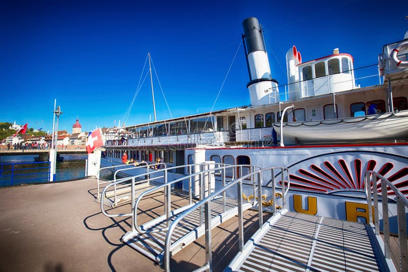 Dämpfen Sie Boot auf Luzerner See im Hafen mit der historischen alten Stadt Luzerne im Hintergrund, die Schweiz stockfotografie Dämpfen Sie Boot auf Luzerner See im Hafen mit der historischen alten Stadt Luzerne im Hintergrund, die Schweiz stockfotografie