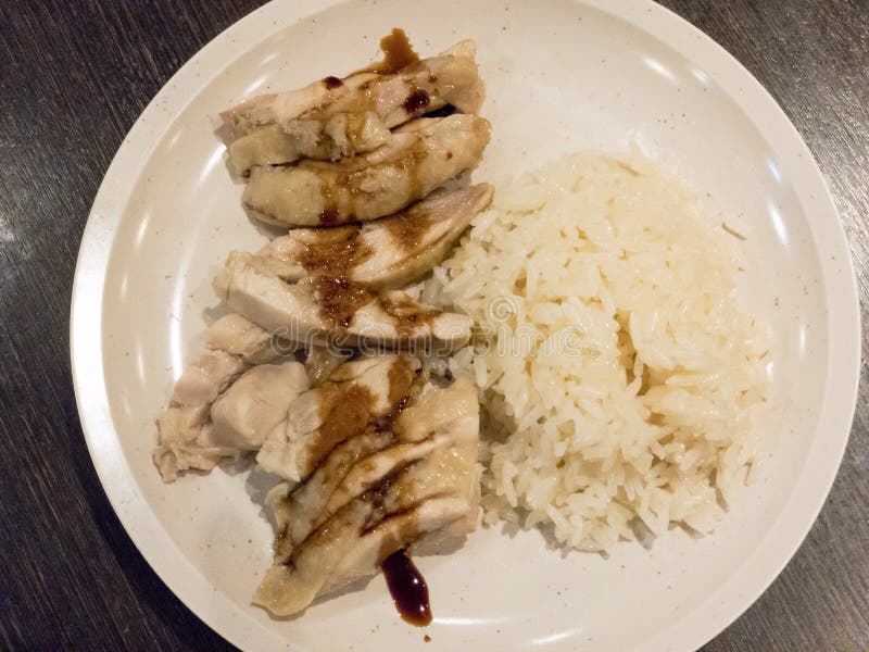 Dämpfen Sie Huhn mit dem Reis, der mit süßem Sojasoße Hainan-Huhn überstiegen wird lizenzfreie stockfotografie Dämpfen Sie Huhn mit dem Reis, der mit süßem Sojasoße Hainan-Huhn überstiegen wird lizenzfreie stockfotografie