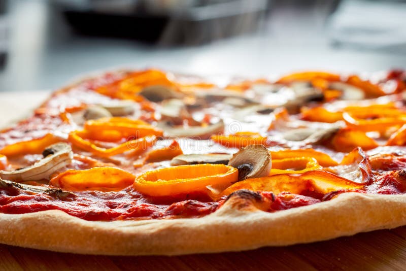 Dämpfende heiße Pizza mit orange Pfeffern, Schinken und Pilzen lizenzfreie stockfotografie Dämpfende heiße Pizza mit orange Pfeffern, Schinken und Pilzen lizenzfreie stockfotografie