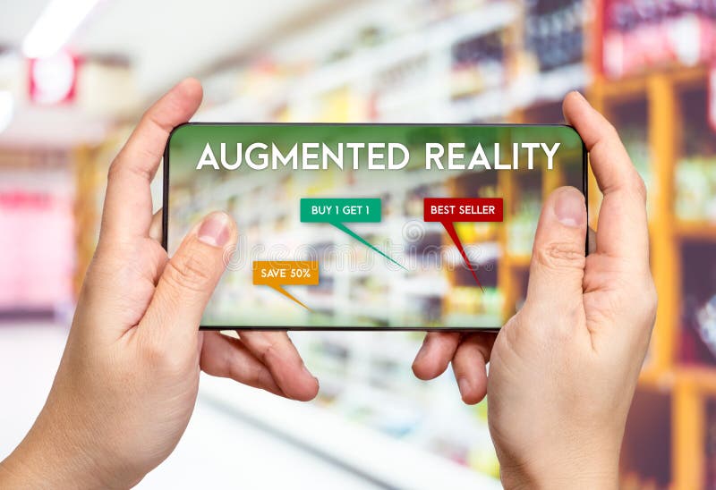 Dé a control el teléfono móvil y usar la realidad aumentada AR app FO imágenes de archivo libres de regalías Dé a control el teléfono móvil y usar la realidad aumentada AR app FO imágenes de archivo libres de regalías
