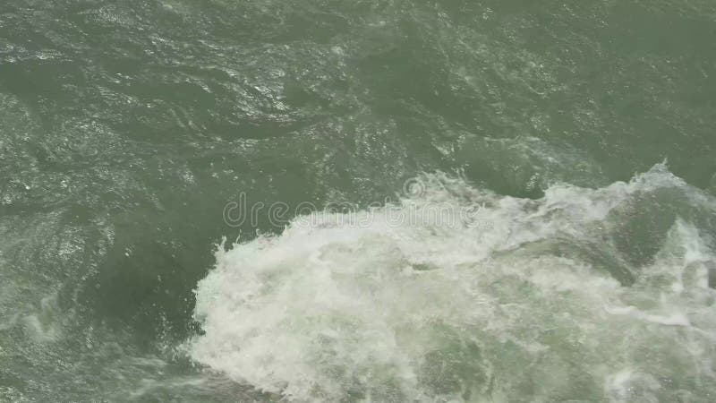 Débit d'eau rapide dans la montagne vue du sommet fermer ralenti clips vidéos
