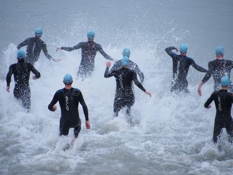 Début d'un Triathlon image libre de droits Début d'un Triathlon image libre de droits