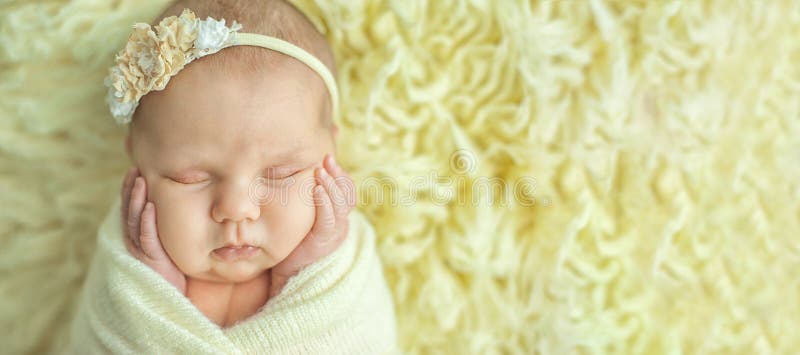 Début de la vie et de concept magique féerique heureux d'enfance le vieux bébé nouveau-né de sourire de dix jours dort sur le fon images libres de droits Début de la vie et de concept magique féerique heureux d'enfance le vieux bébé nouveau-né de sourire de dix jours dort sur le fon images libres de droits