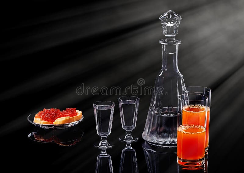 Décanteur et deux verres à liqueur avec la vodka de glace, deux sandwichs rouges saumonés à caviar d'une glace et deux verres ave images stock Décanteur et deux verres à liqueur avec la vodka de glace, deux sandwichs rouges saumonés à caviar d'une glace et deux verres ave images stock