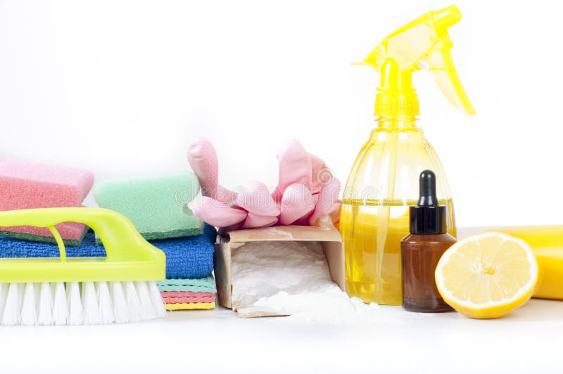 Décapants naturels qui respecte l'environnement, produits d'entretien Nettoyage vert fait maison sur le fond blanc image libre de droits Décapants naturels qui respecte l'environnement, produits d'entretien Nettoyage vert fait maison sur le fond blanc image libre de droits