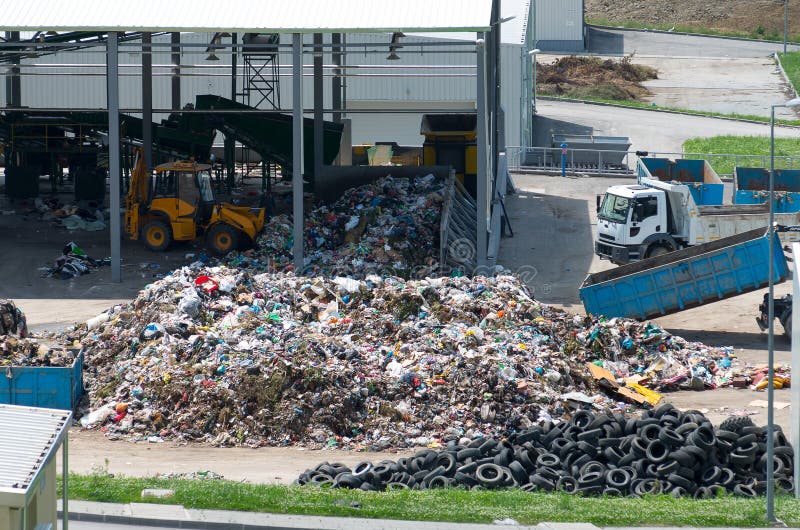 Décharge urbaine construite sous l'environnement de programme avec une concession de l'Union européenne Dépôt d'usine de traiteme images stock Décharge urbaine construite sous l'environnement de programme avec une concession de l'Union européenne Dépôt d'usine de traiteme images stock