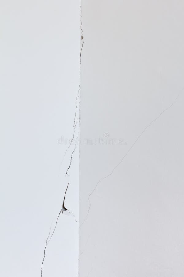Déchirure blanche de fente de pièce de mur photographie stock Déchirure blanche de fente de pièce de mur photographie stock