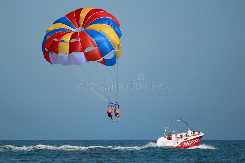 Décollage avec le descendeur de parasail photos stock Décollage avec le descendeur de parasail photos stock