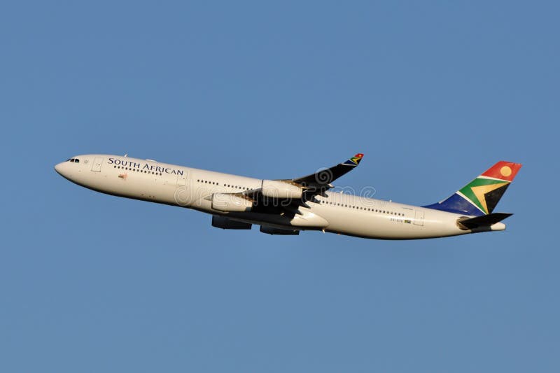 Décollage sud-africain d'Airbus A340 de voies aériennes images libres de droits Décollage sud-africain d'Airbus A340 de voies aériennes images libres de droits