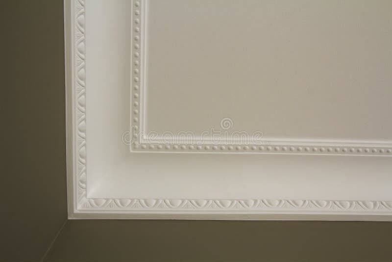 Décor blanc ornemental de bâti sur le plafond du détail de plan rapproché de pièce blanche Concept intérieur de rénovation et de image libre de droits Décor blanc ornemental de bâti sur le plafond du détail de plan rapproché de pièce blanche Concept intérieur de rénovation et de image libre de droits