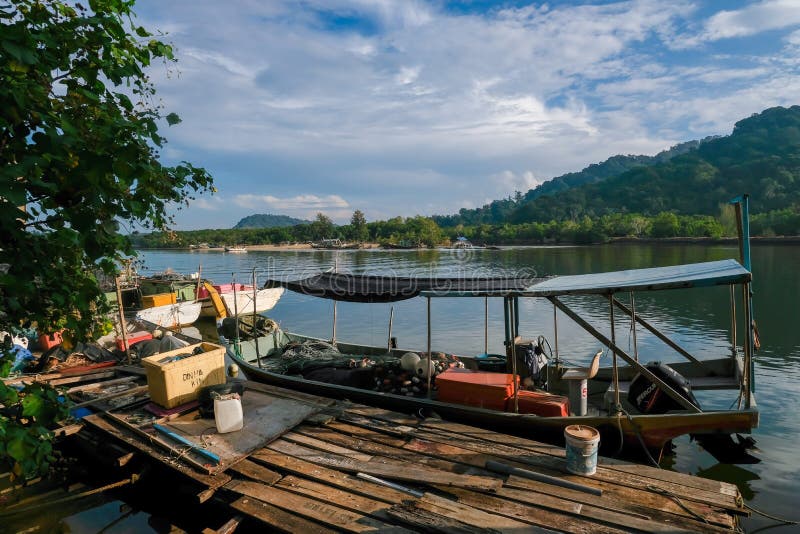 Décor de jetée dans un village de pêcheurs de kuala kertih terengganu malaisie.