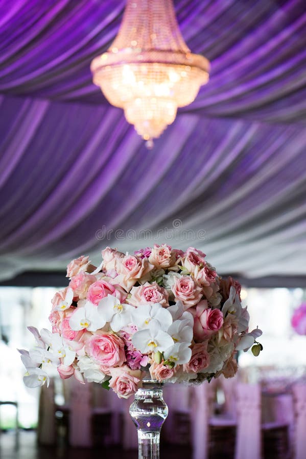 Décor de mariage dans le restaurant photographie stock libre de droits Décor de mariage dans le restaurant photographie stock libre de droits
