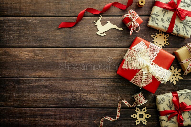 Décor de noël avec cadeaux vintage décorations en bois rubans sur table en bois. noël rétro joyeux et bonne année image stock