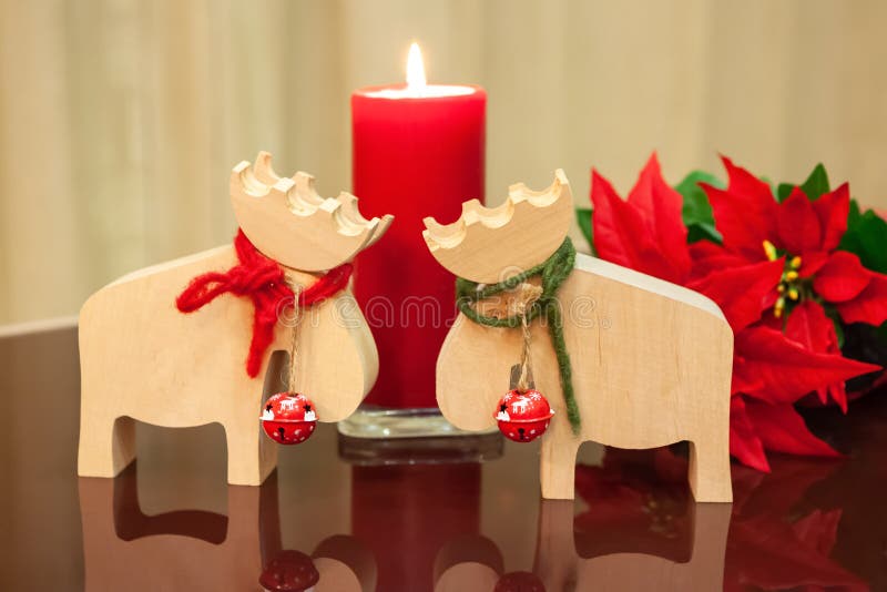 Décor de Noël dans l'intérieur moderne Style scandinave, hygge Cerfs communs d'orignaux de jouets de Noël avec les cordes rouges photo libre de droits Décor de Noël dans l'intérieur moderne Style scandinave, hygge Cerfs communs d'orignaux de jouets de Noël avec les cordes rouges photo libre de droits