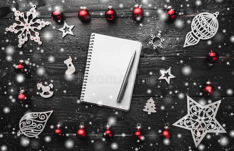 Décor de Noël sur le fond en bois foncé Lettre de concept pour Santa Claus, la vue supérieure et l'espace pour le texte photos libres de droits Décor de Noël sur le fond en bois foncé Lettre de concept pour Santa Claus, la vue supérieure et l'espace pour le texte photos libres de droits