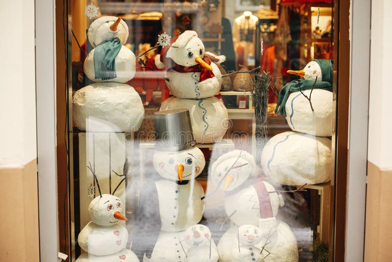 Décor de rue de Noël Magasin de vitrines élégant avec jouets de Noël au marché de vacances dans la rue de la ville Jouets moderne photo libre de droits Décor de rue de Noël Magasin de vitrines élégant avec jouets de Noël au marché de vacances dans la rue de la ville Jouets moderne photo libre de droits