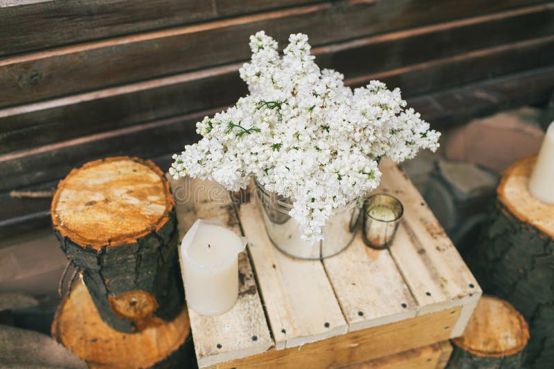Décor rustique de mariage, disposition lilas sur la boîte photos stock Décor rustique de mariage, disposition lilas sur la boîte photos stock