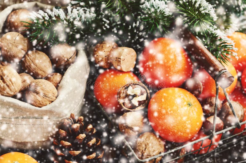 Décoration avec les mandarines, l'arbre de Noël, les cônes, les écrous et les flocons de neige photos libres de droits Décoration avec les mandarines, l'arbre de Noël, les cônes, les écrous et les flocons de neige photos libres de droits