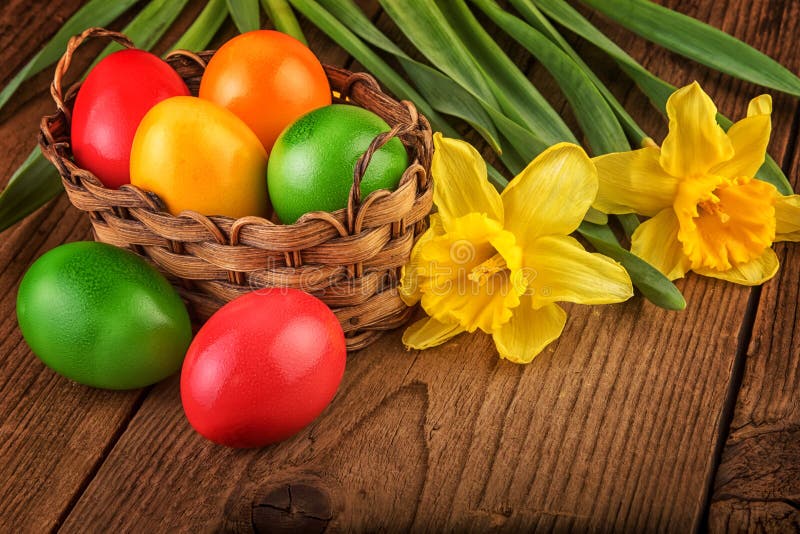 Décoration colorée de Pâques avec des oeufs dans le panier sur la table en bois foncée photos libres de droits Décoration colorée de Pâques avec des oeufs dans le panier sur la table en bois foncée photos libres de droits