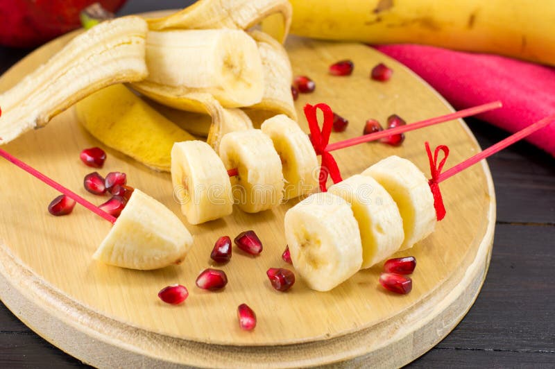 Décoration de chiche-kebab de banane servie sur le plateau en bois photographie stock libre de droits Décoration de chiche-kebab de banane servie sur le plateau en bois photographie stock libre de droits