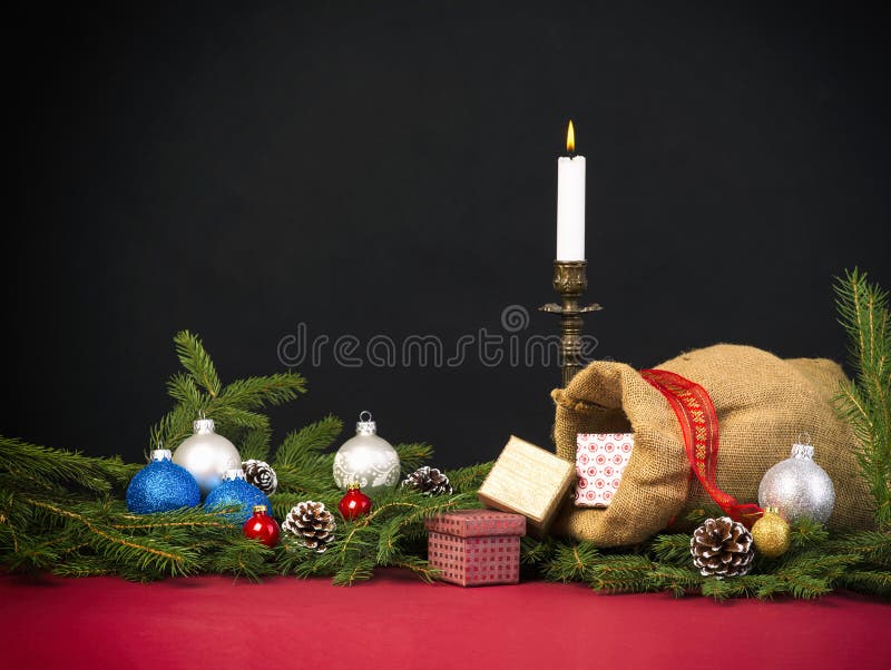 Décoration de Noël avec les boîte-cadeau et la bougie photos libres de droits Décoration de Noël avec les boîte-cadeau et la bougie photos libres de droits