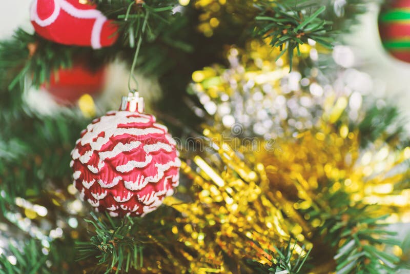 Décoration de Noël, cône de pin rouge accrochant sur le pin