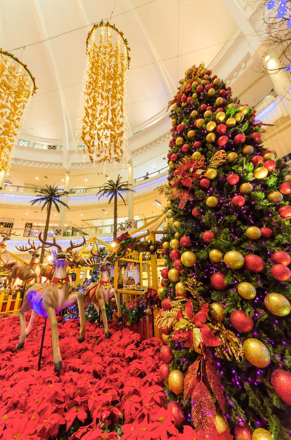 Décoration de Noël dans le mail de courbe qui est situé dans Mutiara Damansara Les gens peuvent explorer vu et faire des emplette photographie stock libre de droits Décoration de Noël dans le mail de courbe qui est situé dans Mutiara Damansara Les gens peuvent explorer vu et faire des emplette photographie stock libre de droits