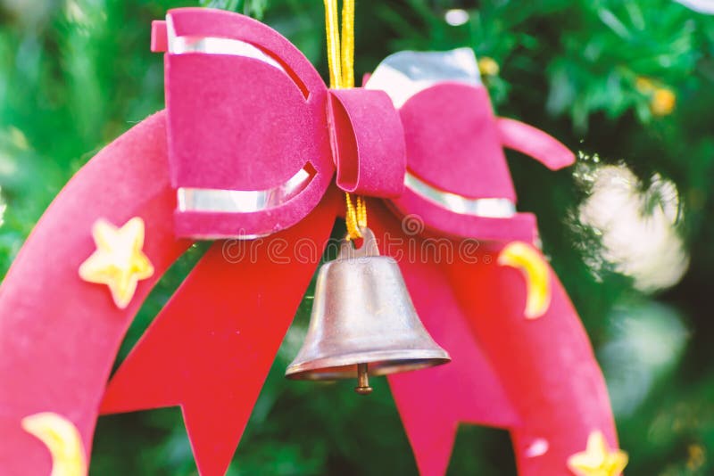 Décoration de Noël, ruban rouge et tintement du carillon