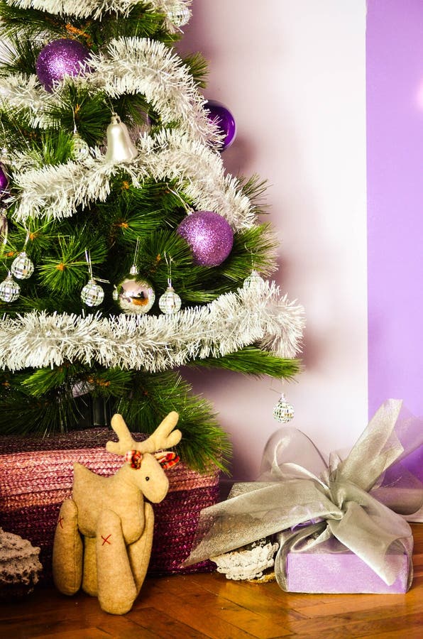 Décoration de Noël trois avec le cadeau et les cerfs communs de Noël images libres de droits Décoration de Noël trois avec le cadeau et les cerfs communs de Noël images libres de droits
