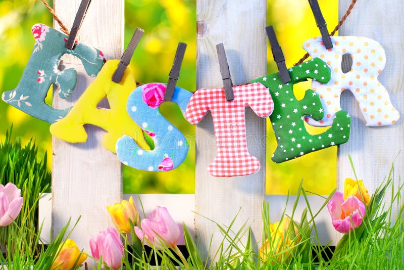 Décoration de Pâques à la maison dans le jardin photo stock Décoration de Pâques à la maison dans le jardin photo stock