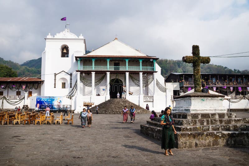 Décoration de Semana Santa et préparation de cortège chez Saint James l'église d'Apostel, Santiago Atitlan, Guatemala photographie stock libre de droits Décoration de Semana Santa et préparation de cortège chez Saint James l'église d'Apostel, Santiago Atitlan, Guatemala photographie stock libre de droits