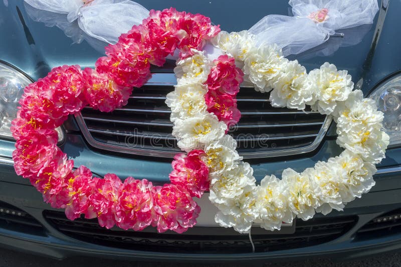Décoration de voiture de mariage sous forme de coeurs photographie stock libre de droits Décoration de voiture de mariage sous forme de coeurs photographie stock libre de droits
