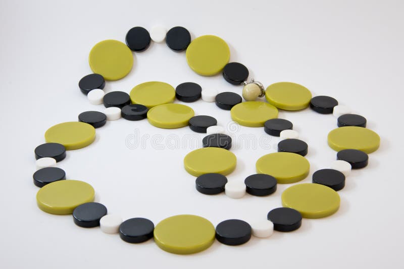 Décoration des perles de la pierre un vert olive Rétros perles en plastique photos stock Décoration des perles de la pierre un vert olive Rétros perles en plastique photos stock