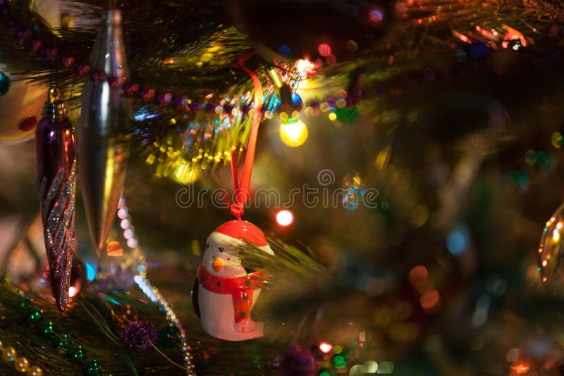 Décoration en céramique de glaçons de bonhomme de neige et de jouet d'oiseau accrochant sur l'arbre de Noël photographie stock Décoration en céramique de glaçons de bonhomme de neige et de jouet d'oiseau accrochant sur l'arbre de Noël photographie stock