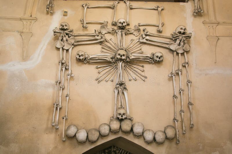 Décoration faite d'os et crânes humains dans l'ossuaire de Sedlec près de Kutna Hora photo stock Décoration faite d'os et crânes humains dans l'ossuaire de Sedlec près de Kutna Hora photo stock