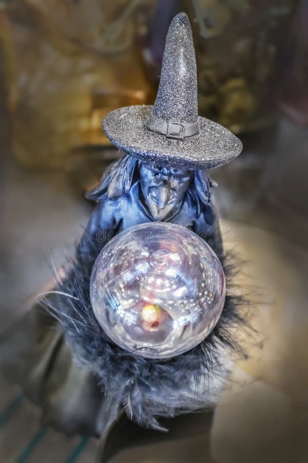 Décoration mauvaise de Halloween de sorcière avec de la boule de cristal et le chapeau scintillant sur le fond de bokeh photo stock Décoration mauvaise de Halloween de sorcière avec de la boule de cristal et le chapeau scintillant sur le fond de bokeh photo stock
